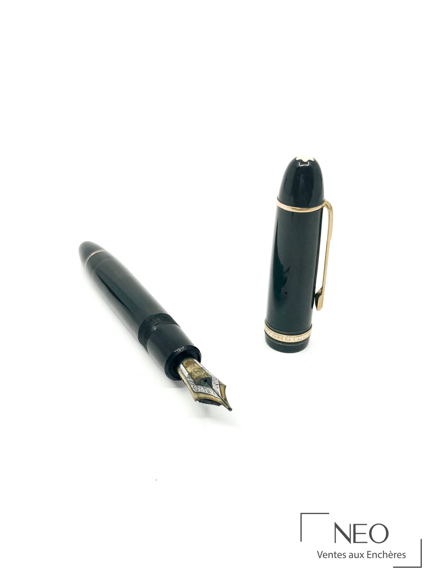 Stylo Montblanc Meisterstück en résine noire avec plume ouverte et capuchon doré.