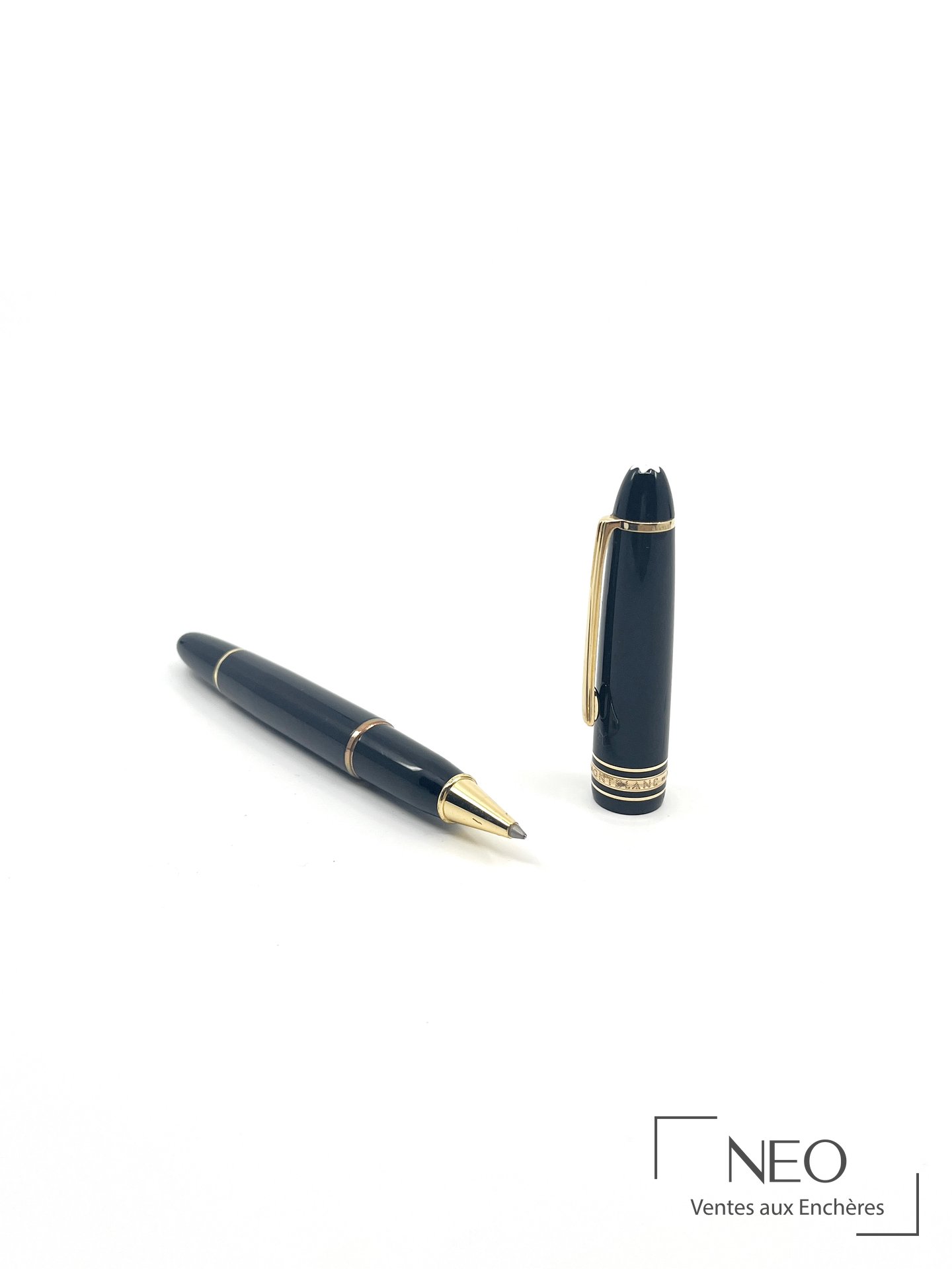 Stylo bille Montblanc Meisterstück en résine noire et métal doré