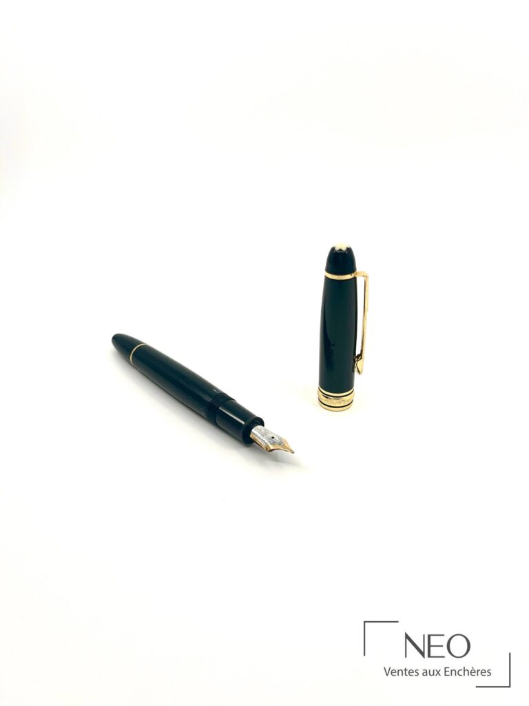 Stylo plume Montblanc Meisterstück ouvert avec capuchon séparé sur fond blanc