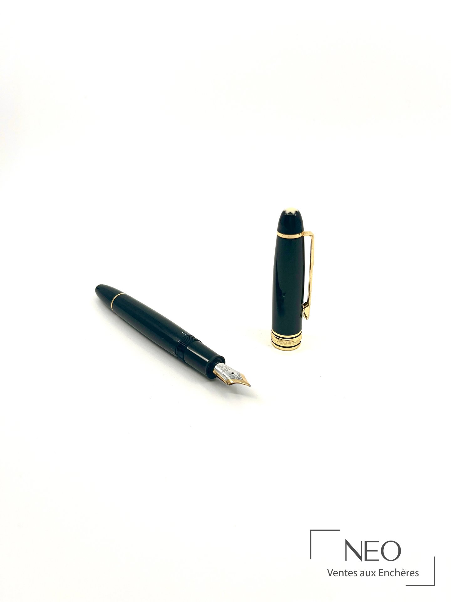Stylo plume Montblanc Meisterstück ouvert avec capuchon séparé sur fond blanc