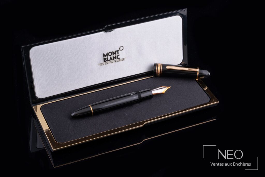 Stylo plume Montblanc Meisterstuck n°149 et écrin assorti sur fond noir
