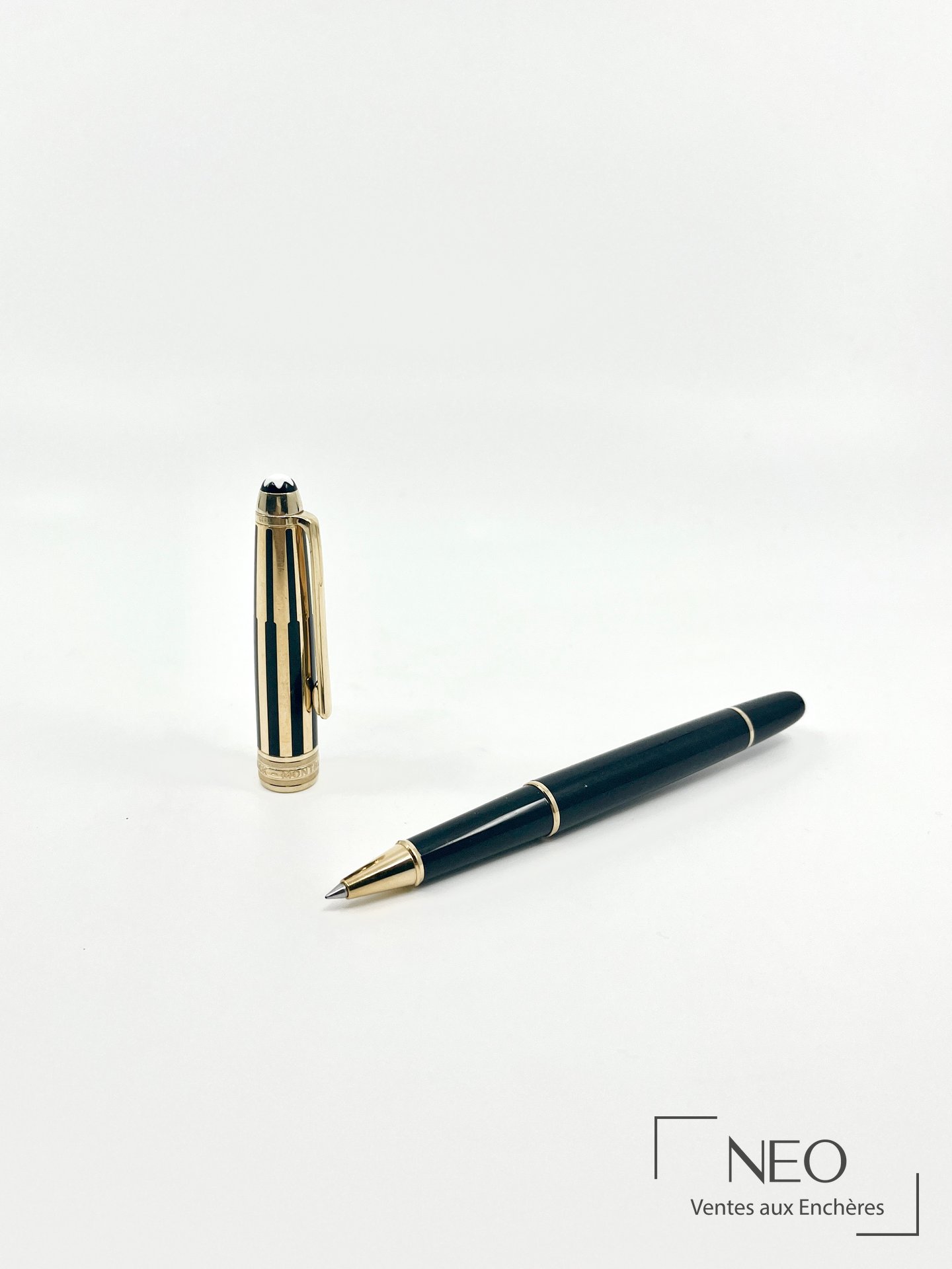 Stylo bille Montblanc Meisterstück en résine noire avec capuchon en métal doré
