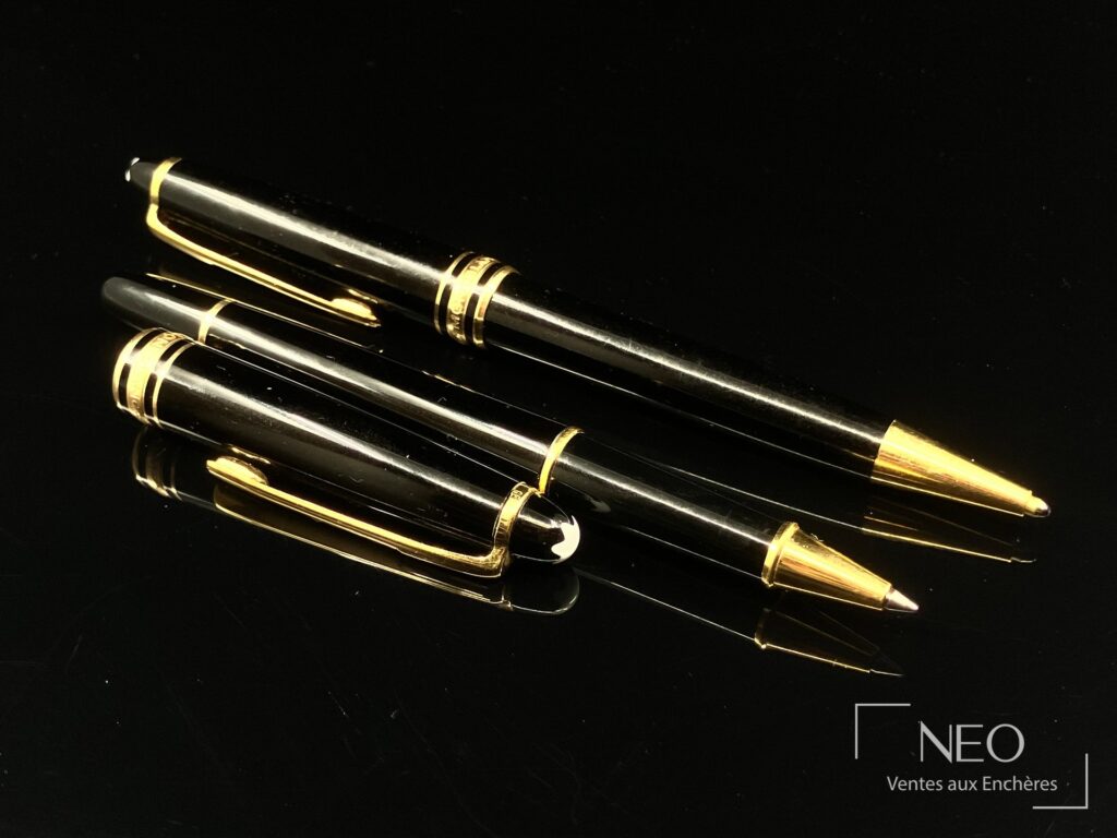 Deux stylos Montblanc Meisterstück en laque noire avec détails dorés