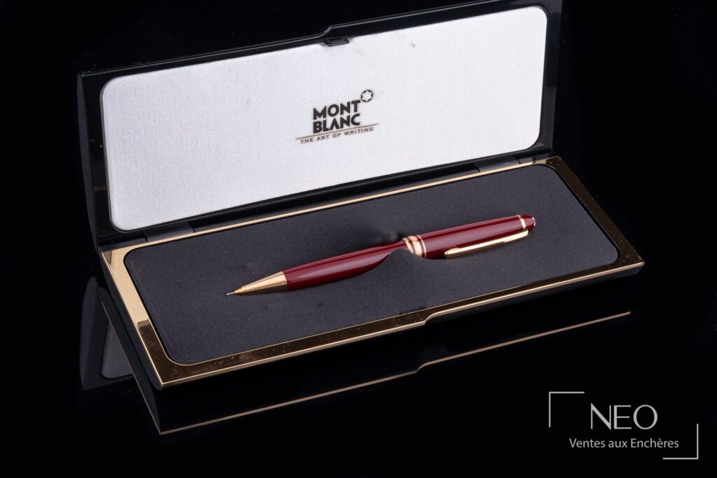Porte-mine Montblanc bordeaux présenté dans son écrin noir et blanc
