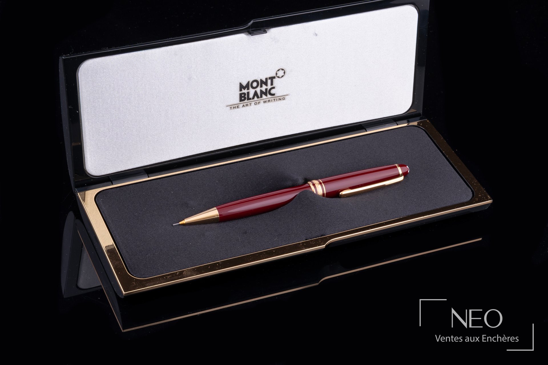 Porte-mine Montblanc bordeaux présenté dans son écrin noir et blanc