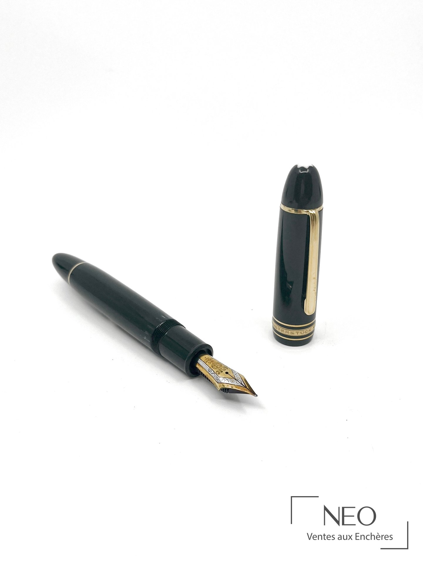 Stylo bille Montblanc Meisterstück en résine noire et métal doré