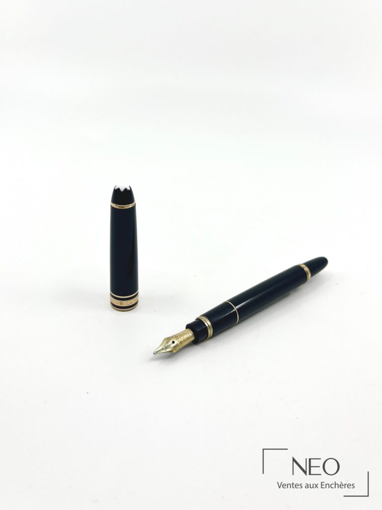 Stylo plume Montblanc Meisterstück en résine noire avec plume dorée
