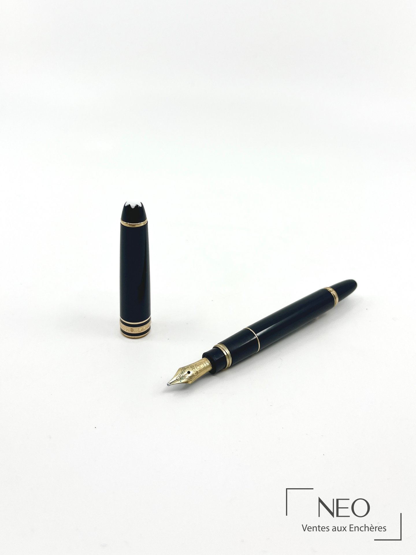 Montblanc Meisterstück, stylo plume petit modèle en résine noire et métal doré