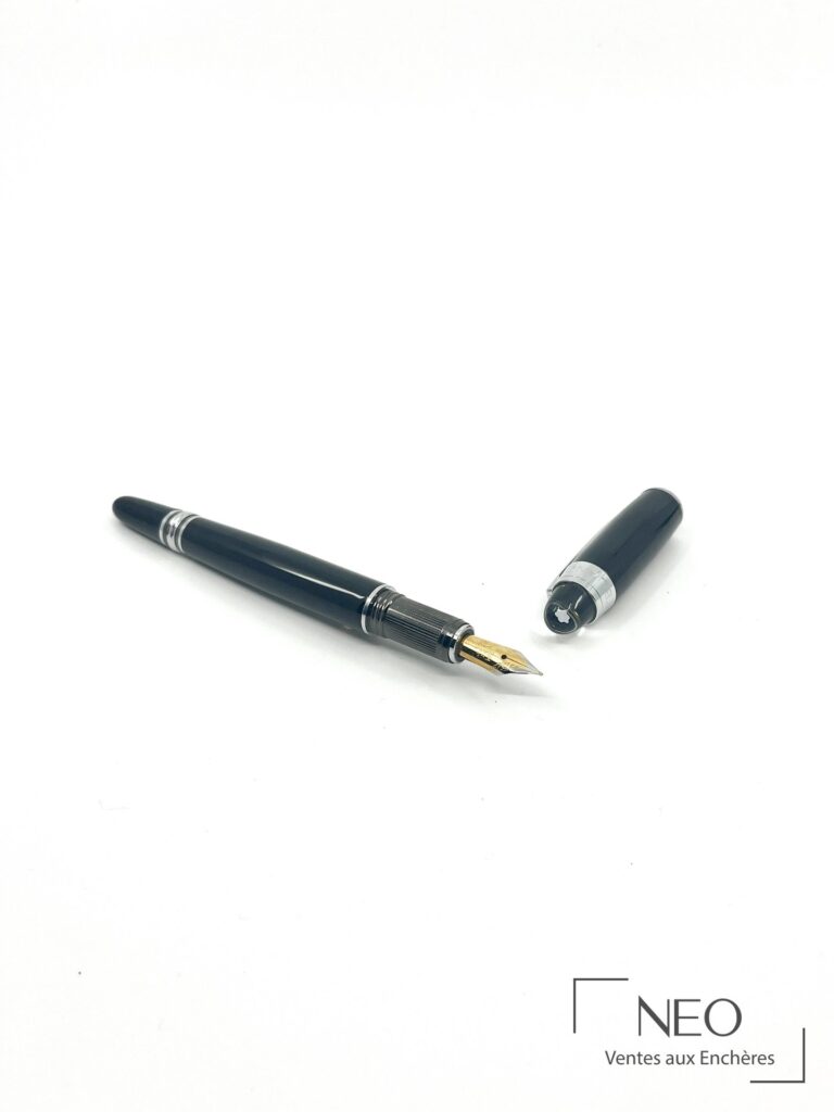 Stylo plume Montblanc Starwalker en résine noire avec capuchon séparé et plume apparente