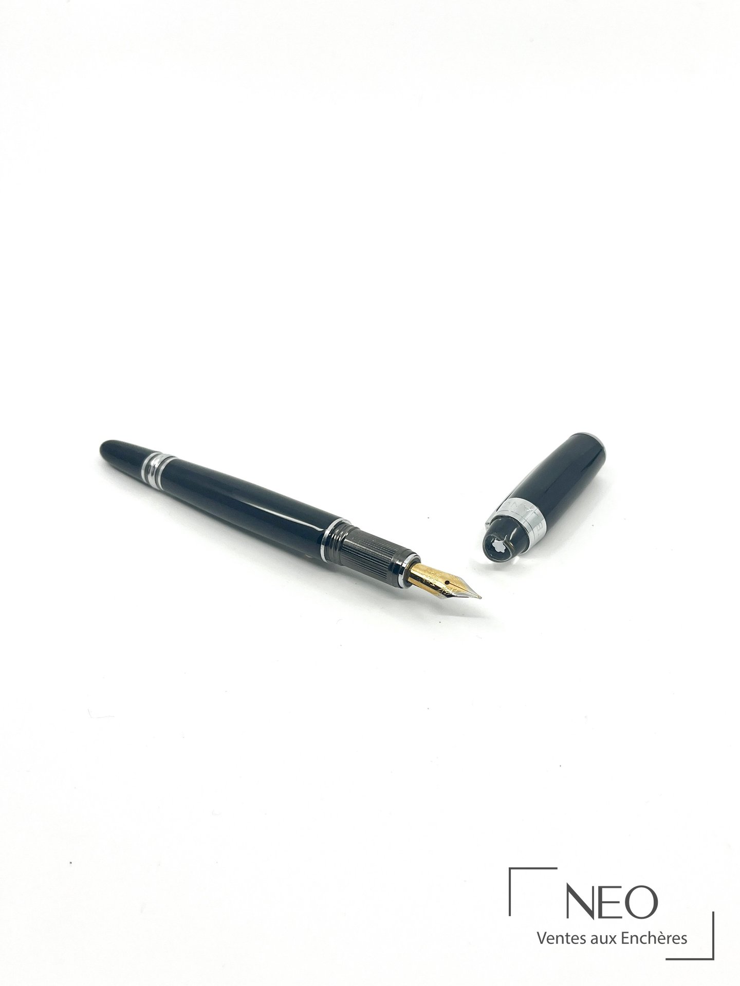 Stylo plume Montblanc Starwalker en résine noire avec capuchon séparé et plume apparente