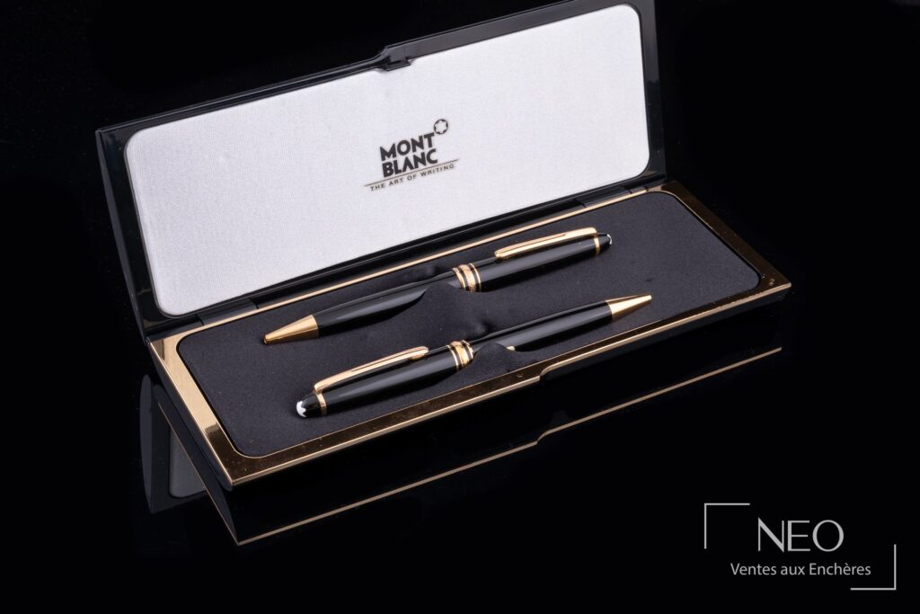 Deux stylos bille Montblanc présentés dans leur écrin ouvert