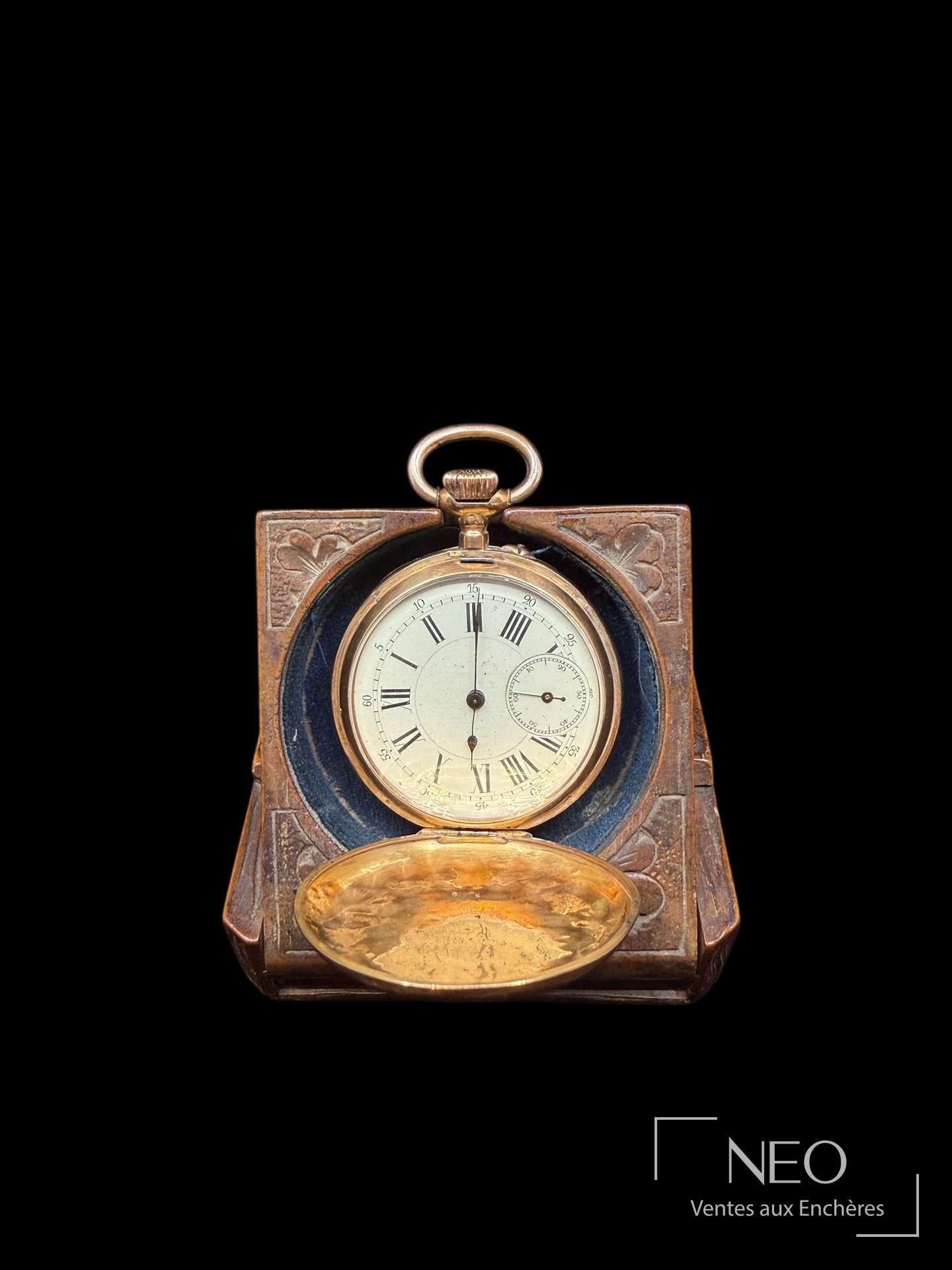 Montre à gousset en or jaune 18 carats présentée ouverte
