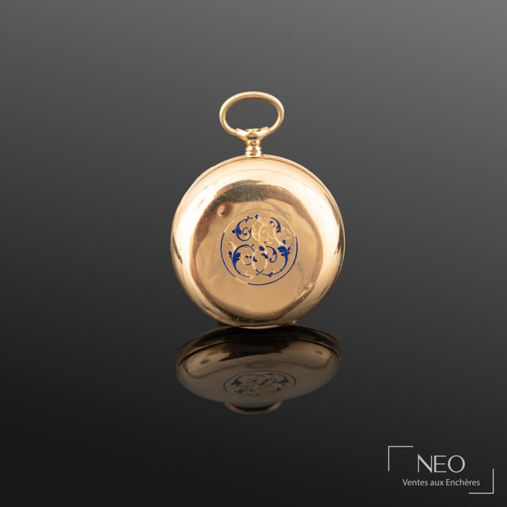 Montre à gousset en or jaune avec monogramme émaillé bleu au dos