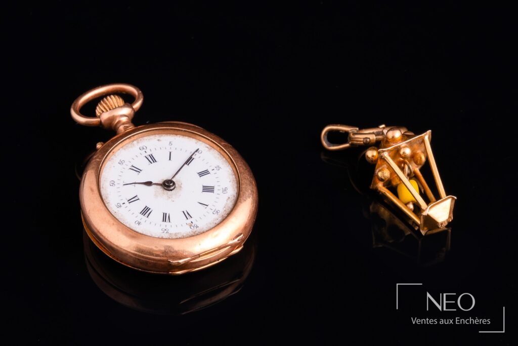 Montre à gousset en or rose avec cadran émaillé blanc et pendant lanterne assorti