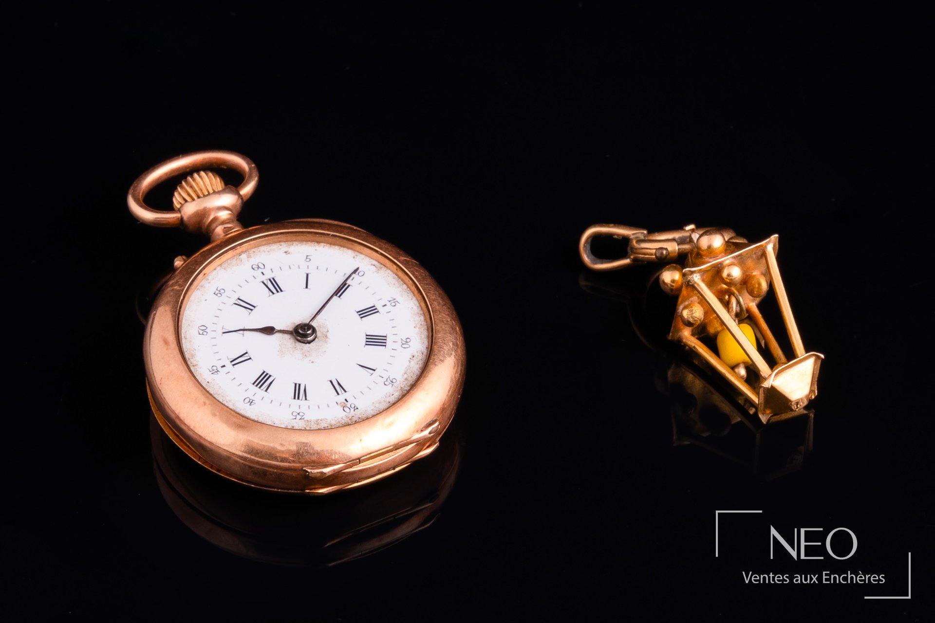 Montre à gousset en or rose avec cadran émaillé blanc et pendant lanterne assorti