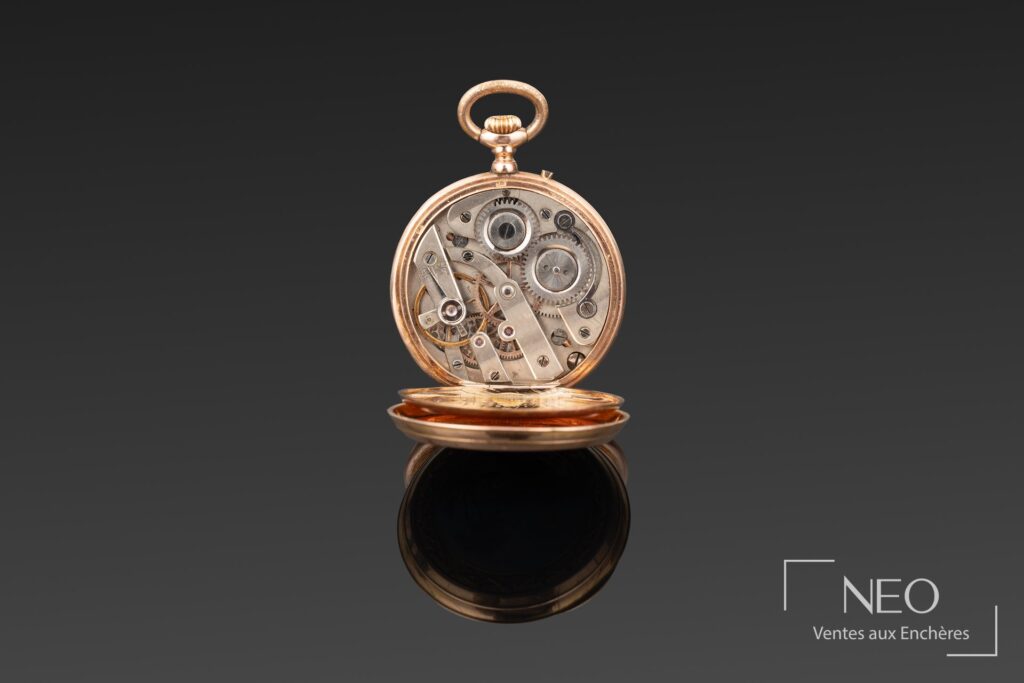 Montre à gousset ouverte montrant le mouvement mécanique et le boîtier en or rose