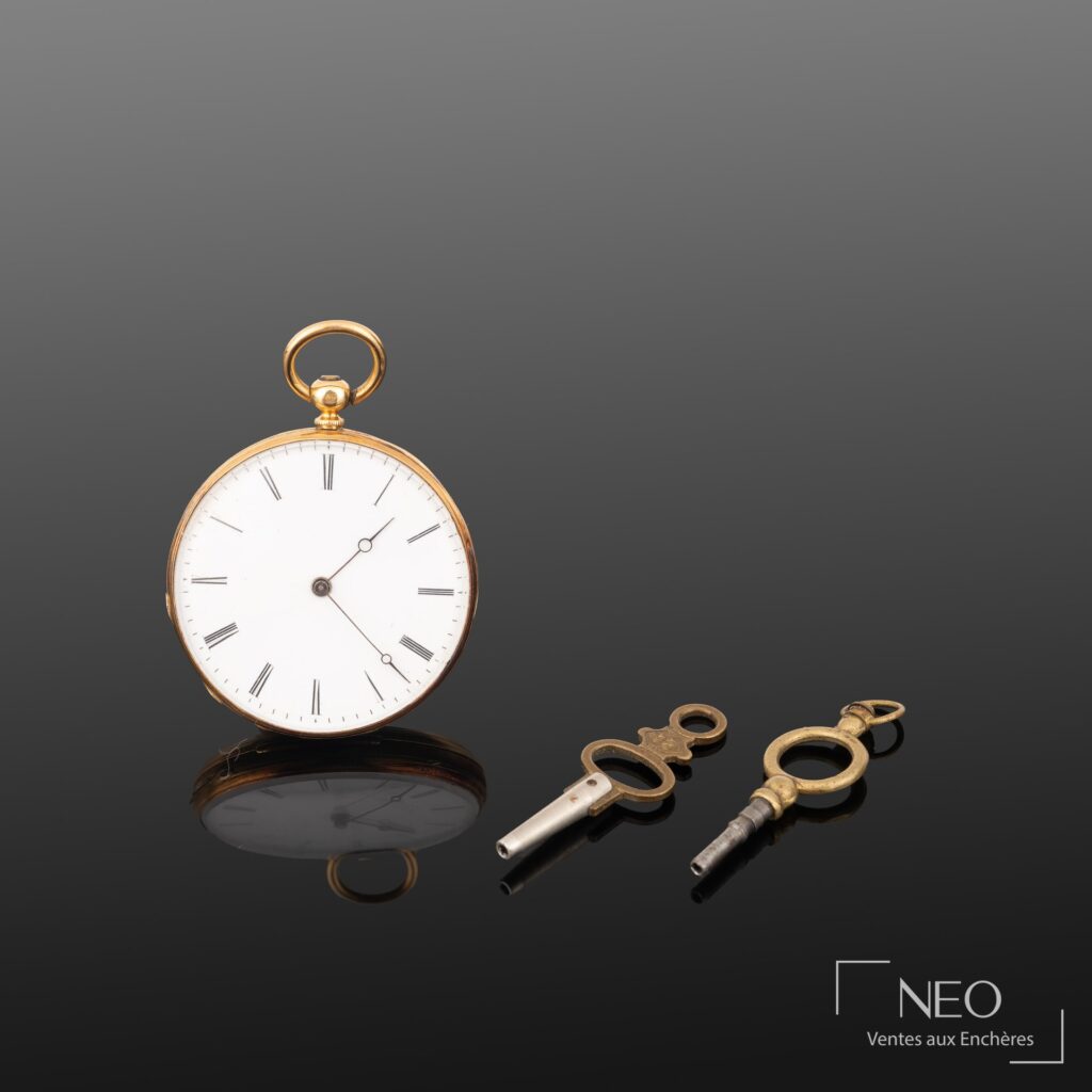 Montre à gousset en or jaune avec cadran émaillé blanc et deux clefs