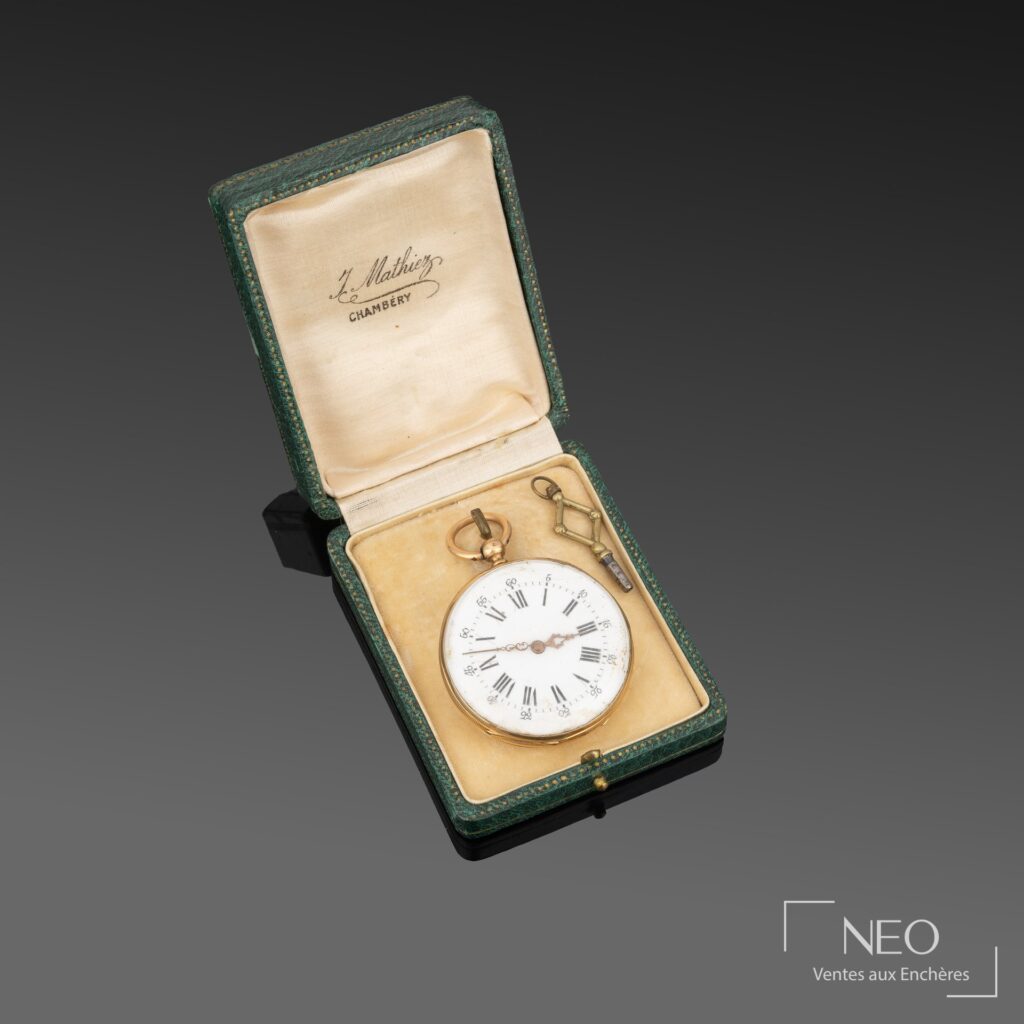 Montre à gousset en or jaune dans son étui ouvert avec sa clef