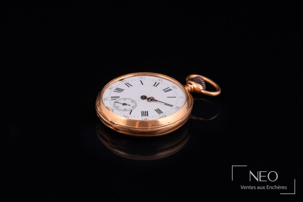 Montre à gousset en or rose sur fond noir