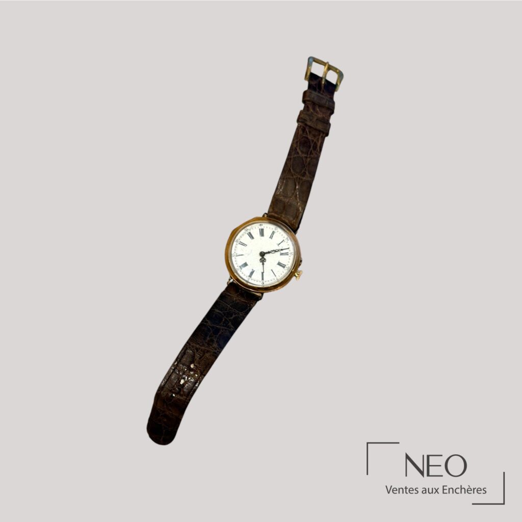 Montre bracelet à cadran blanc sur bracelet cuir brun