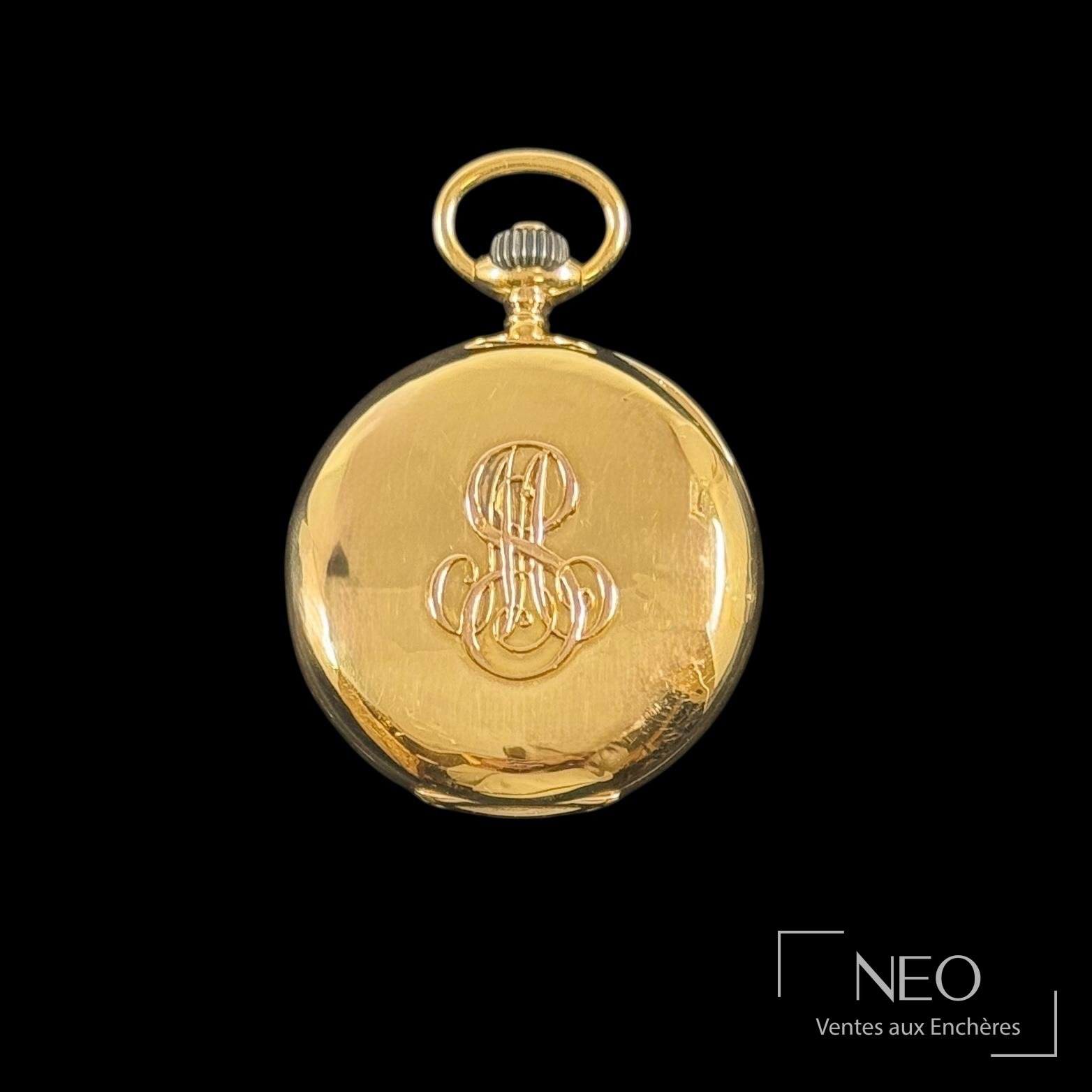 Dos d'une montre à gousset en or jaune avec monogramme gravé