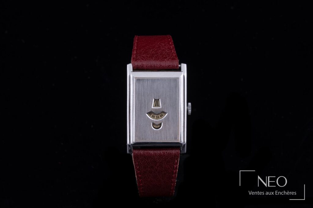 Montre à guichets au revers en métal chromé avec bracelet en cuir bordeaux