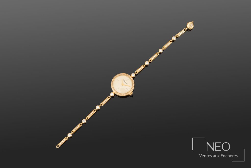 Montre bracelet A. Barthelay en or jaune avec lunette et bracelet sertis de diamants