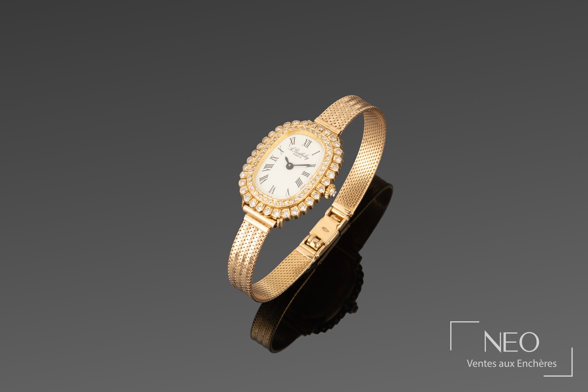 Montre bracelet A. Barthelay Paris en or jaune avec cadran ovale et entourage de diamants