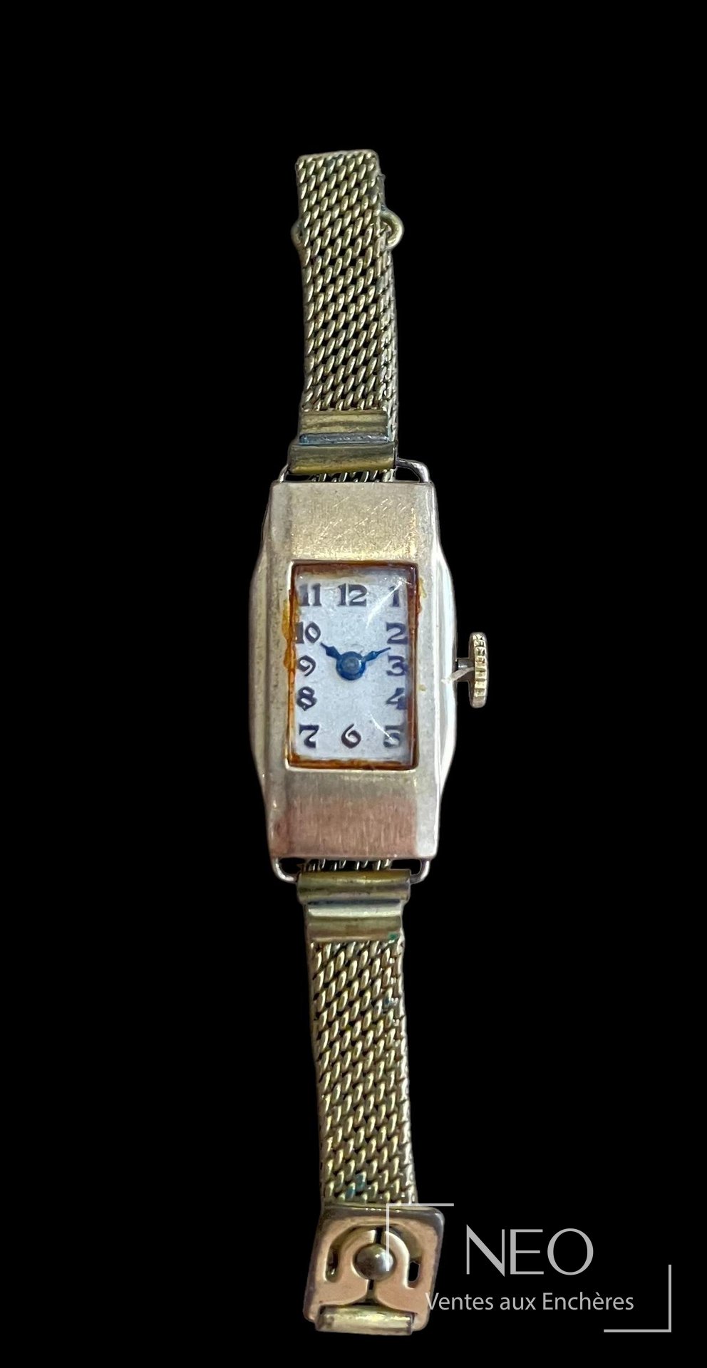 Montre bracelet rectangulaire au cadran blanc avec chiffres arabes et bracelet métallique doré