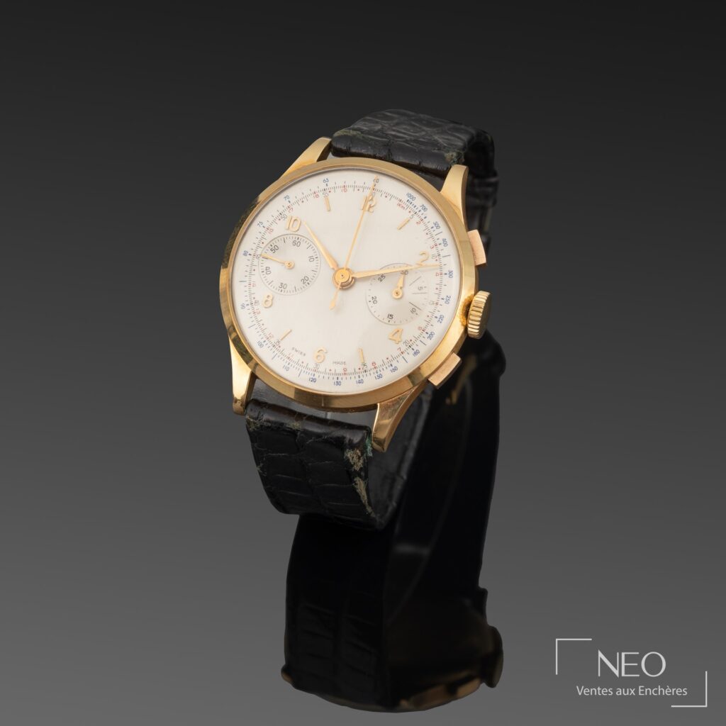 Montre chronographe ronde en or jaune avec cadran argenté à deux sous-compteurs