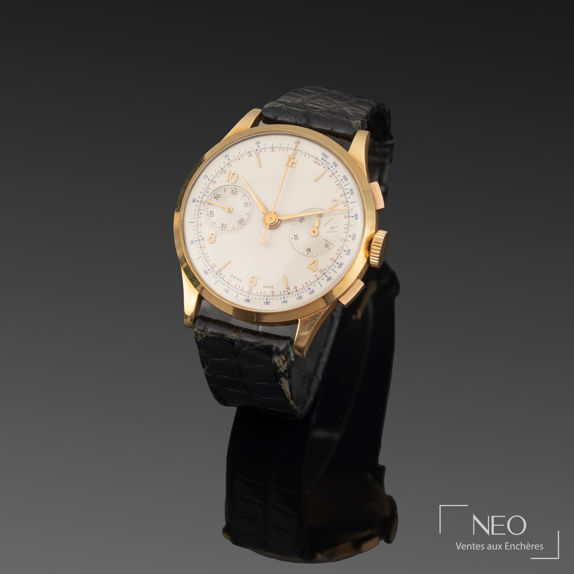 Montre chronographe ronde en or jaune avec cadran argenté à deux sous-compteurs