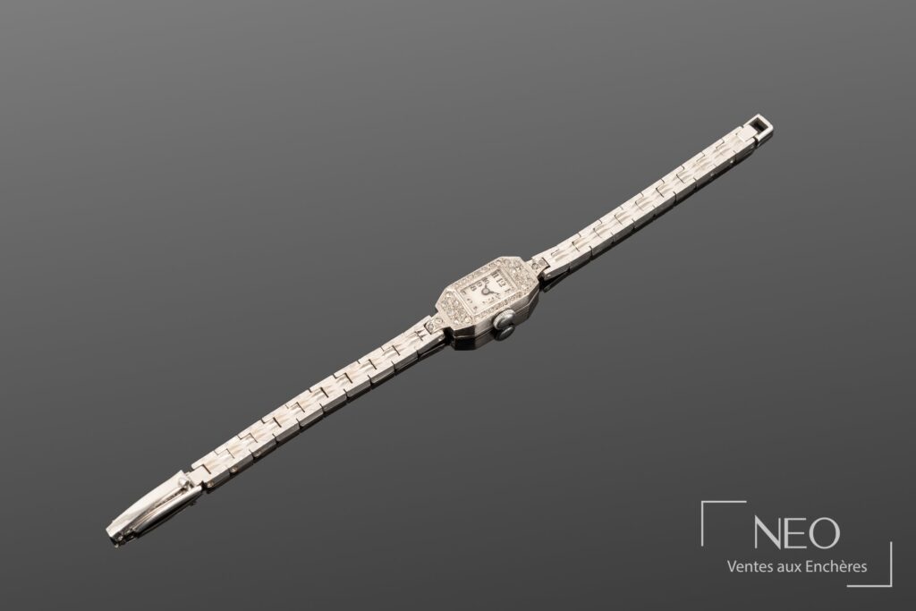 Montre bracelet cocktail en or gris sertie de brillants