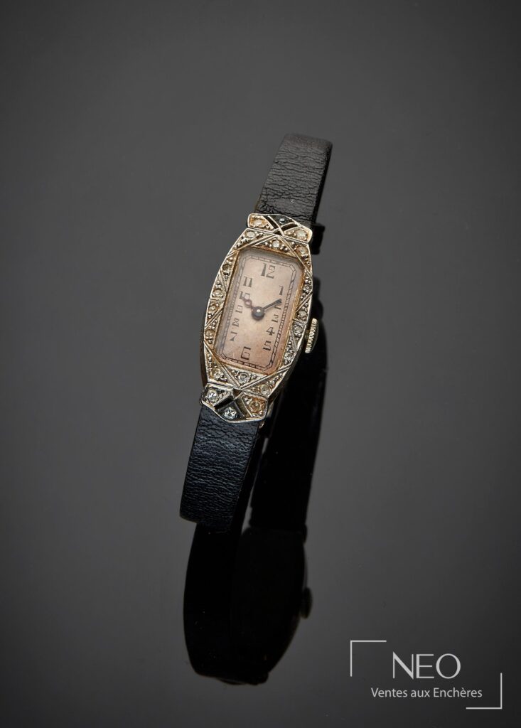 Montre-bracelet de dame en or gris sur bracelet noir