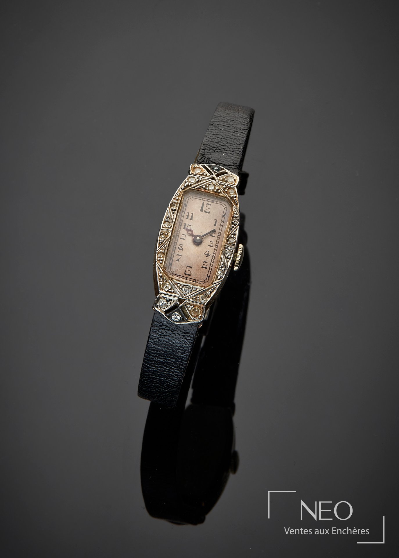 Montre-bracelet de dame en or gris sur bracelet noir