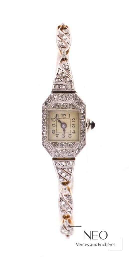 Montre-bracelet de dame en or jaune avec boîtier rectangulaire et bracelet ornementé