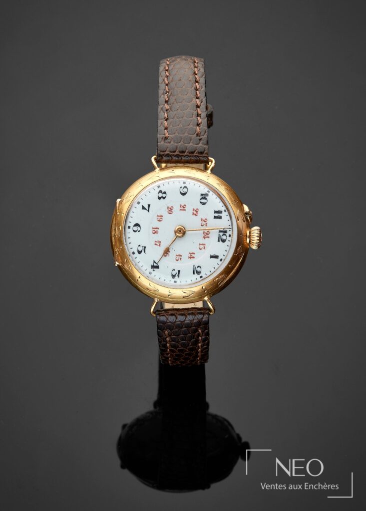 Montre-bracelet de dame en or jaune avec cadran émaillé blanc et bracelet en cuir marron
