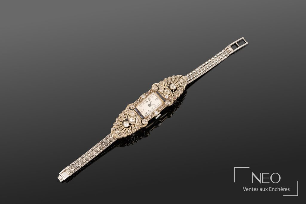 Montre bracelet rectangulaire ornée de diamants et saphirs sur bracelet tressé