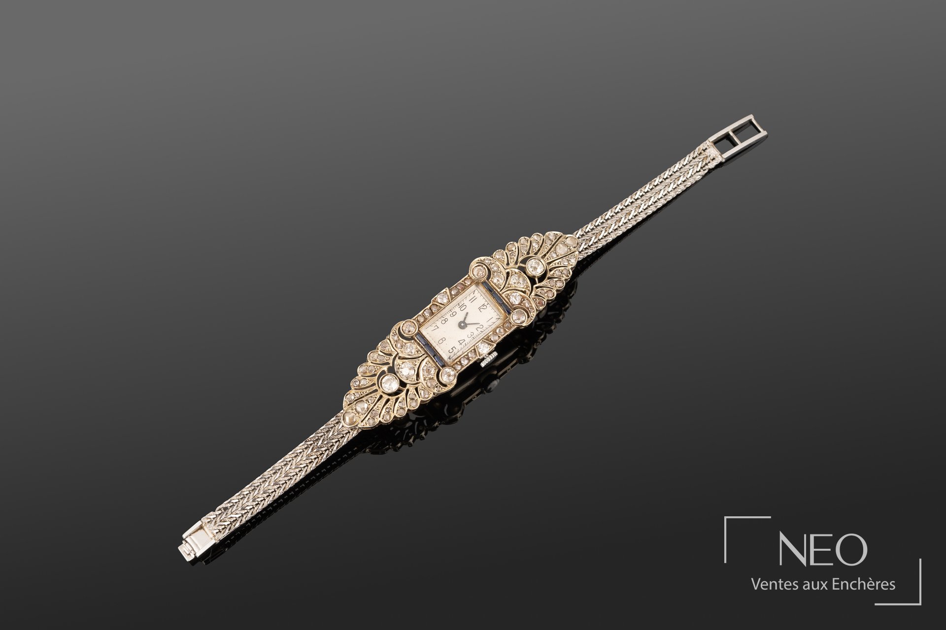 Montre bracelet rectangulaire ornée de diamants et saphirs sur bracelet tressé