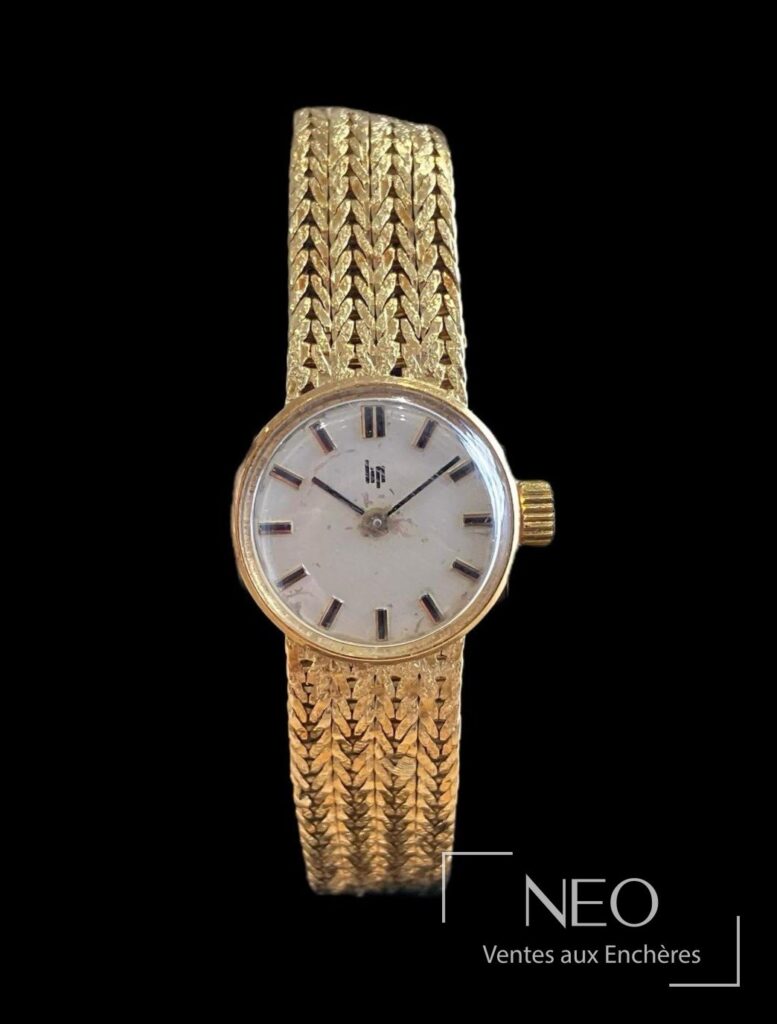Montre bracelet LIP en or jaune avec cadran beige et index bâtons