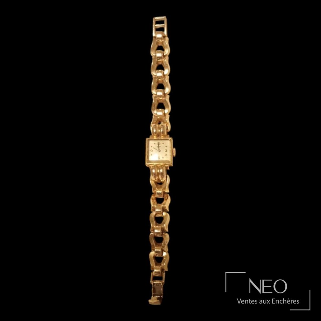 Montre bracelet LIP en or jaune avec petit cadran rectangulaire sur fond noir