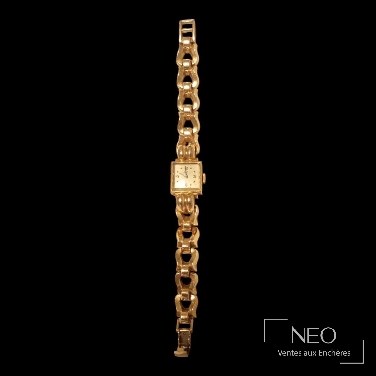 Montre bracelet LIP en or jaune avec petit cadran rectangulaire sur fond noir