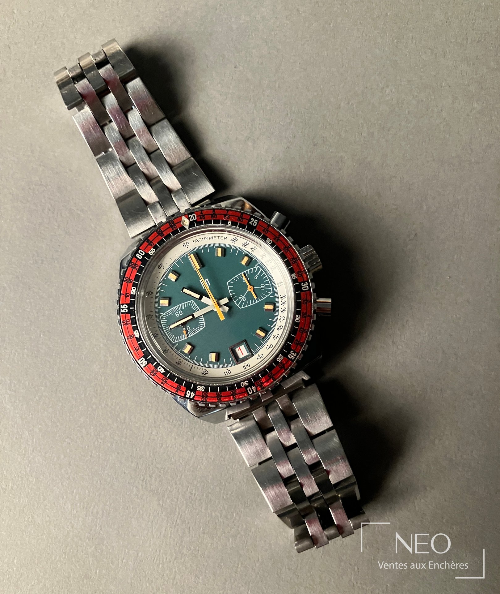 Montre bracelet LIP en acier, cadran vert et lunette bicolore