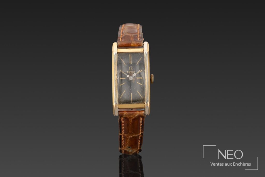 Montre bracelet Omega en or jaune avec cadran rectangulaire noir et bracelet cuir marron