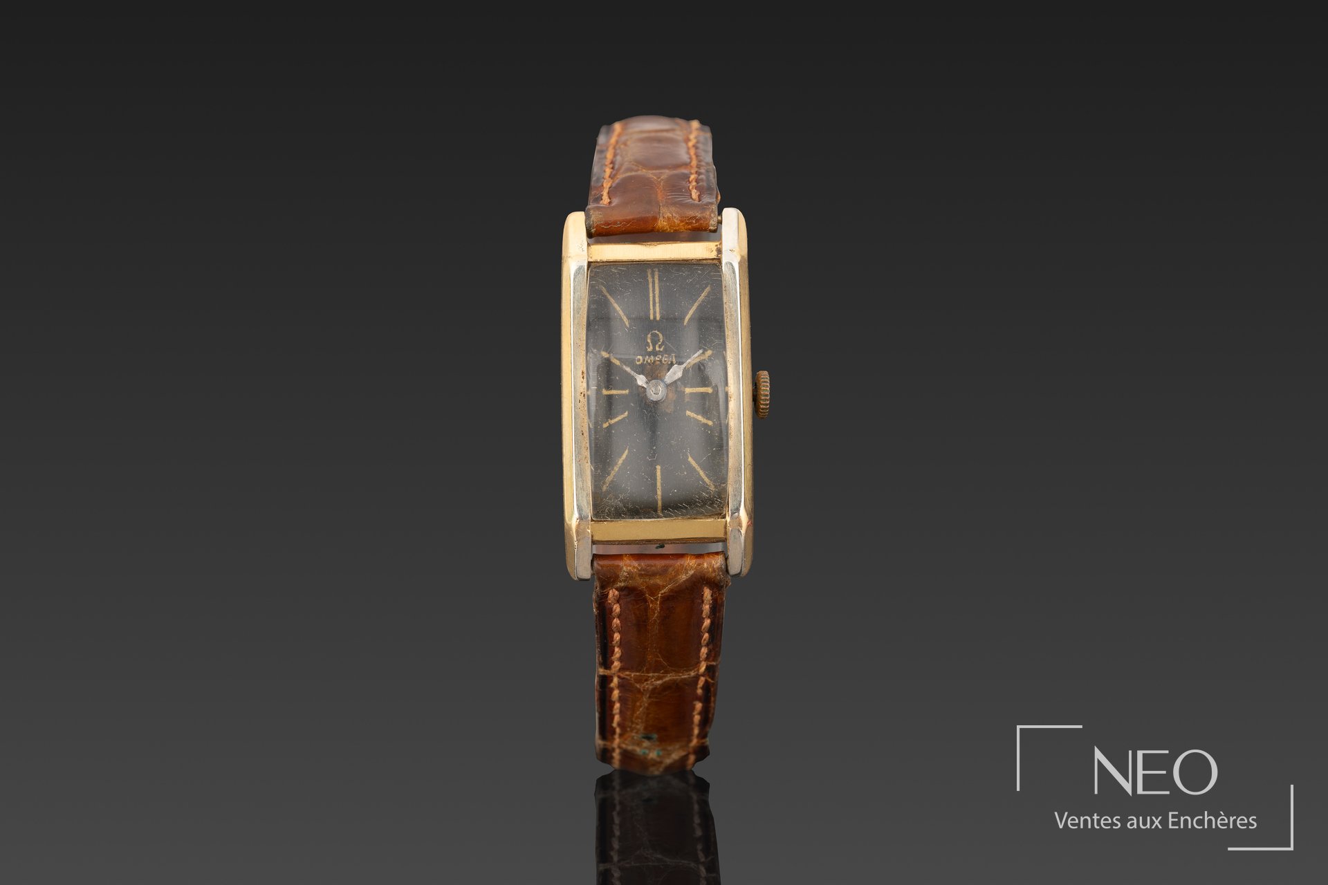 Montre bracelet Omega en or jaune avec cadran rectangulaire noir et bracelet cuir marron