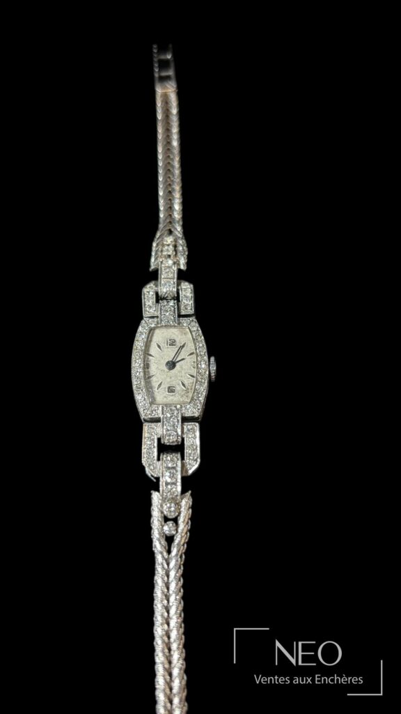 Montre-bracelet sertie de diamants vue de face