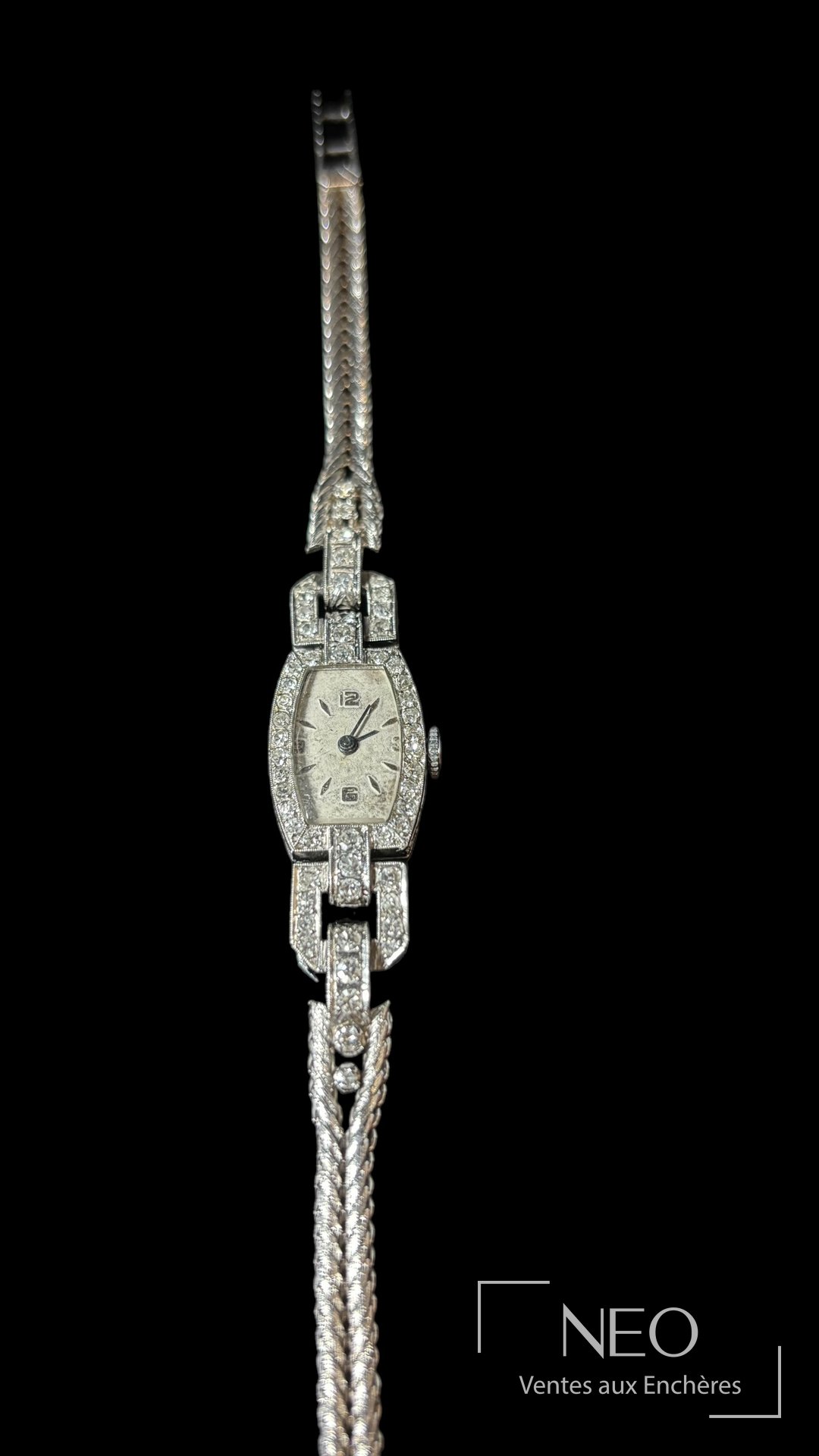 Montre-bracelet sertie de diamants vue de face