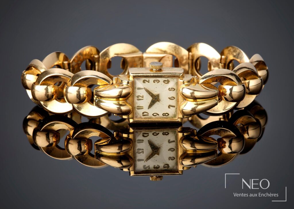 Montre-bracelet en or jaune à cadran gris et bracelet à larges mailles ovales ajourées