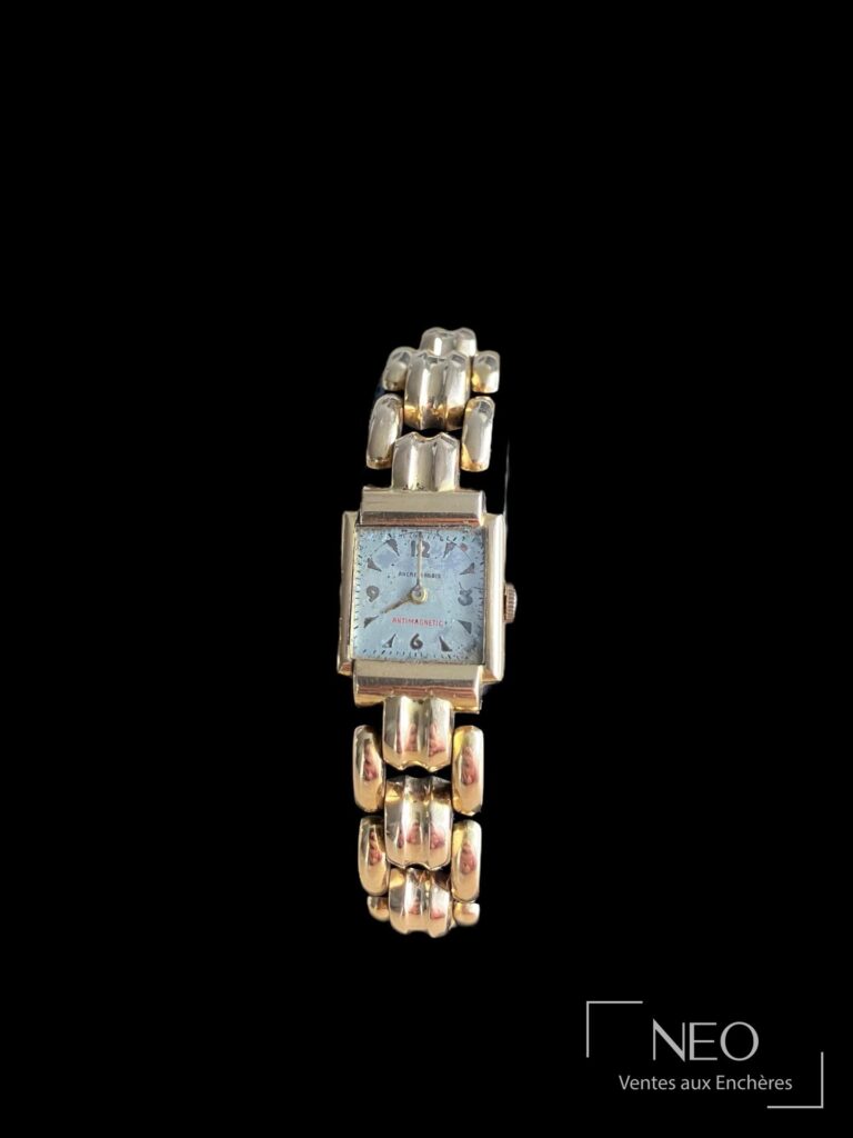 Montre bracelet en or jaune 18 carats avec cadran rectangulaire gris et bracelet à maille tank