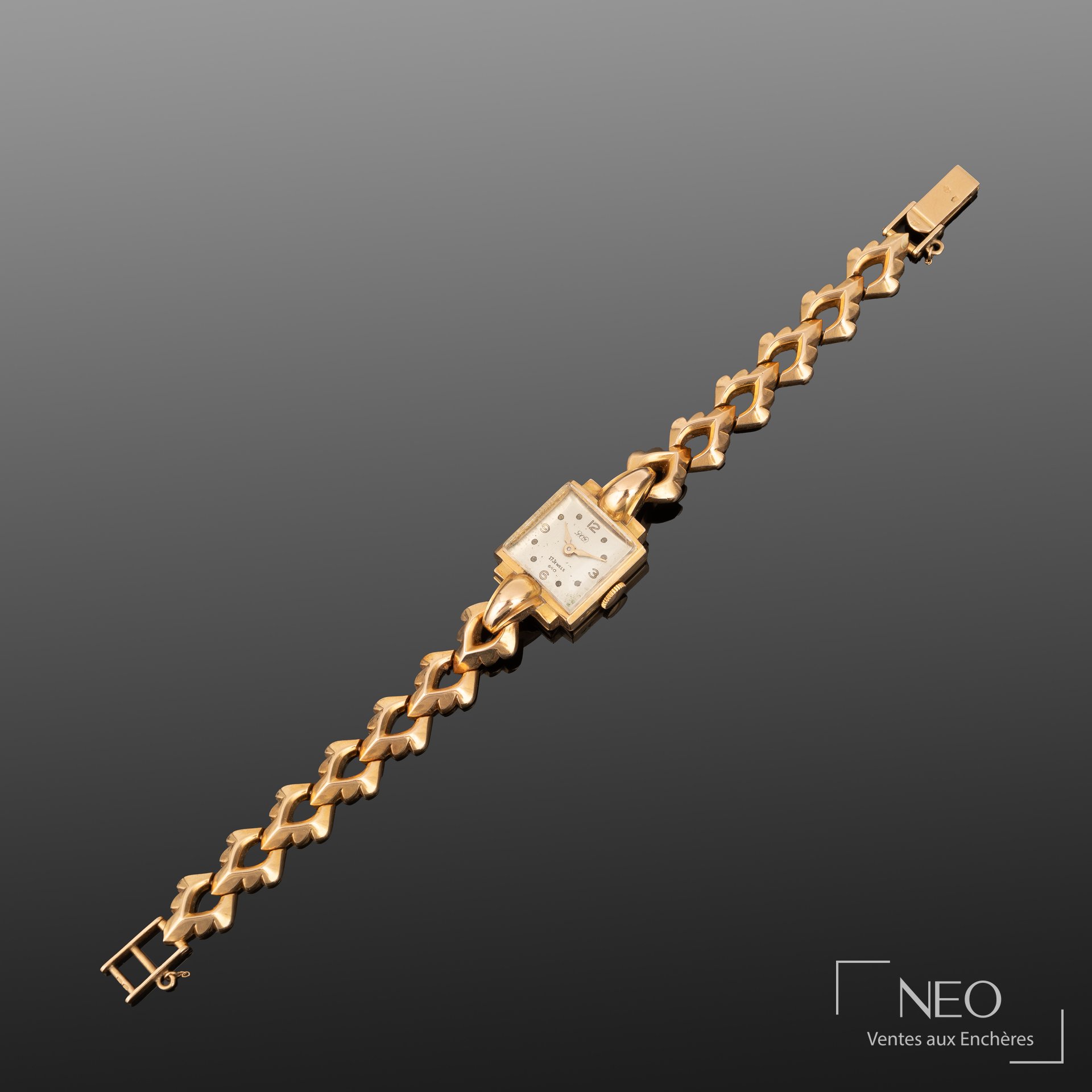 Montre bracelet en or jaune 18K, cadran carré signé DVD
