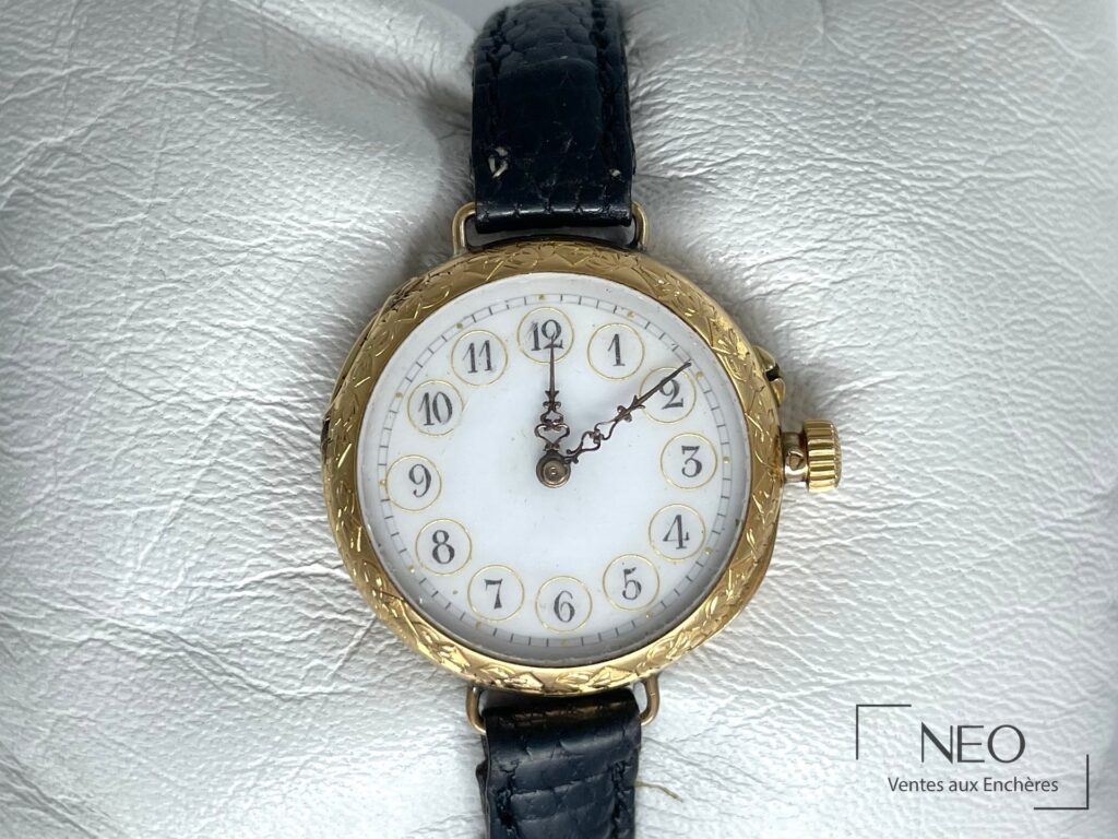 Montre-bracelet en or jaune avec cadran émaillé et bracelet noir façon reptile